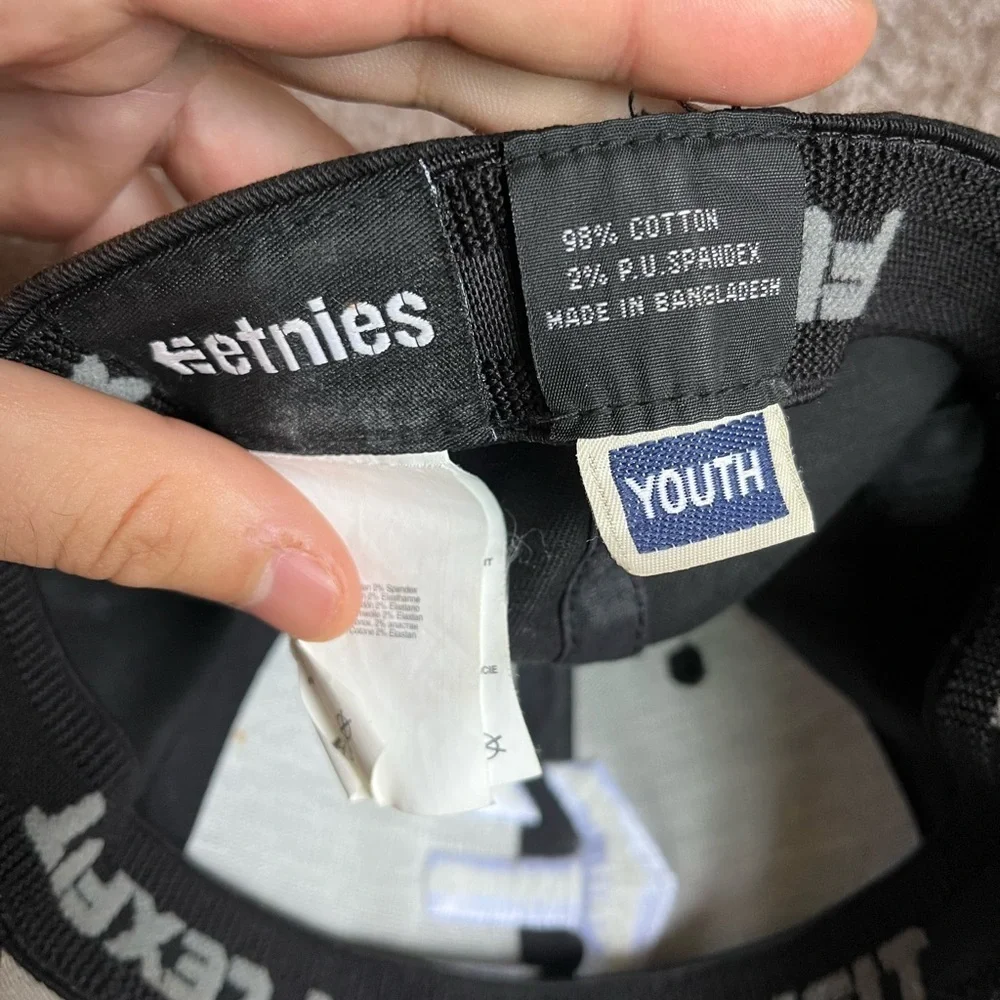 VTG 00’s / Y2K Etnies Youth Black Cap